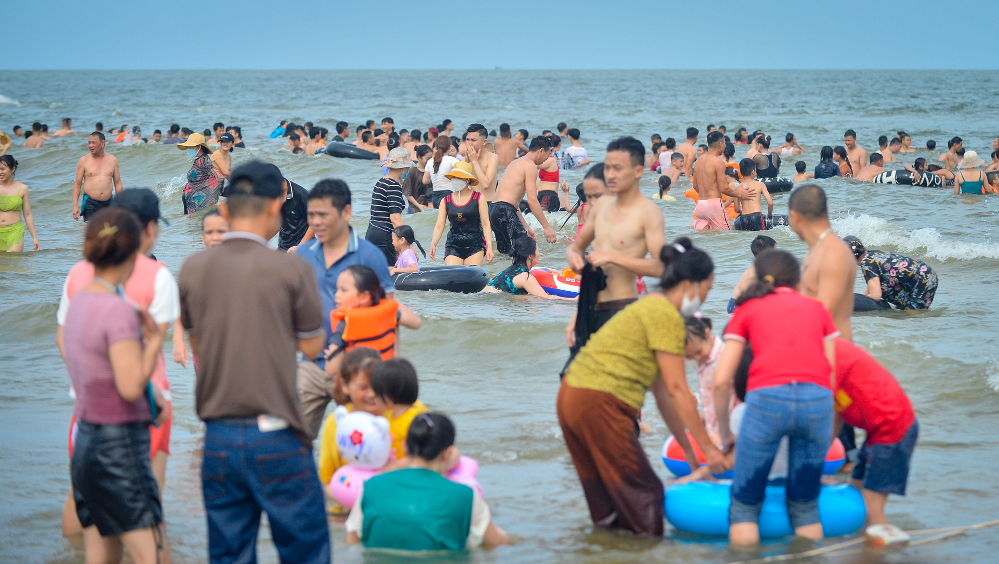 Hàng nghìn người chen chúc tắm biển Sầm Sơn ngày đầu nghỉ lễ - Ảnh 10.