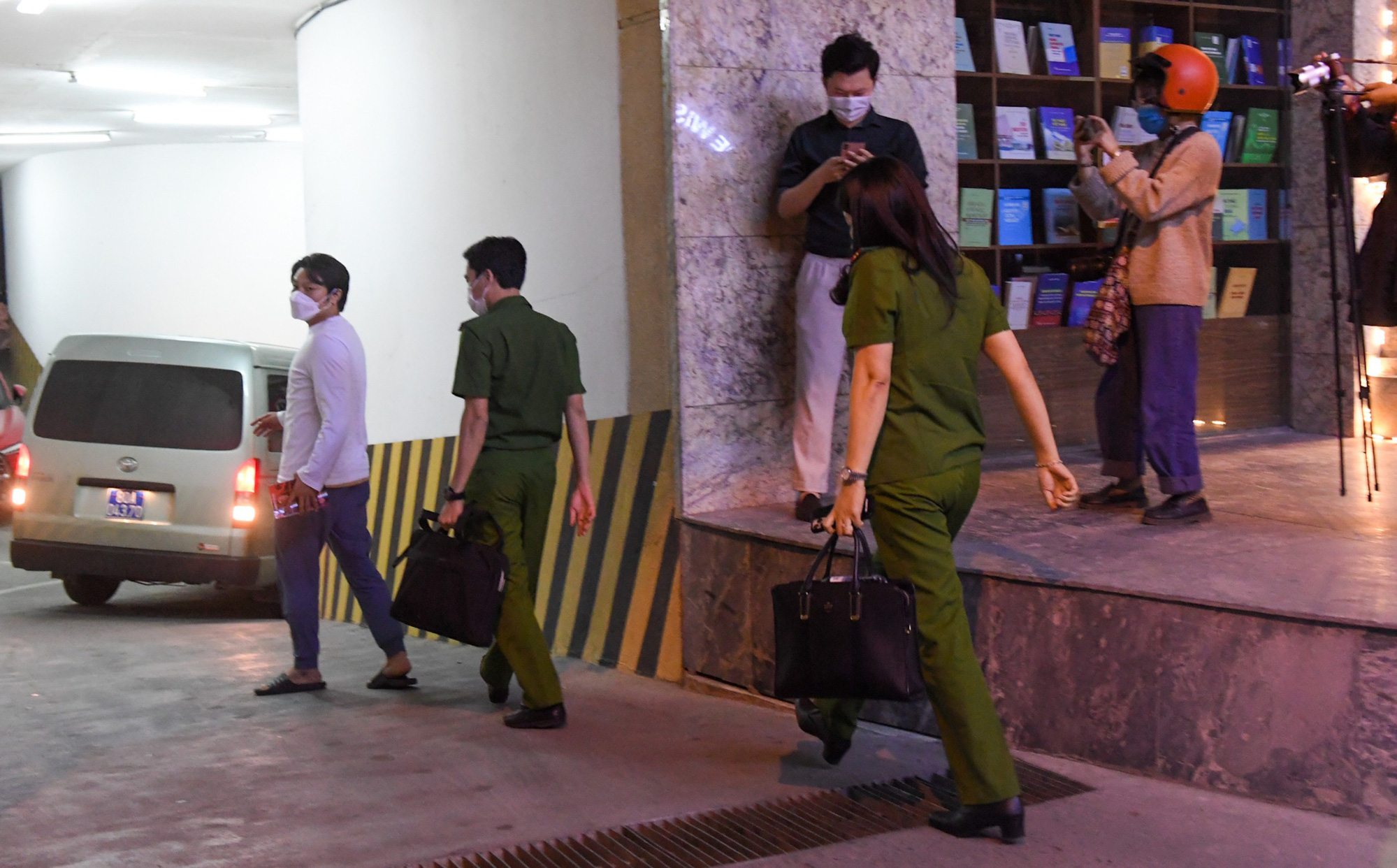 Hàng chục cảnh sát đang khám xét trụ sở Tân Hoàng Minh sau khi ông Đỗ Anh Dũng bị bắt