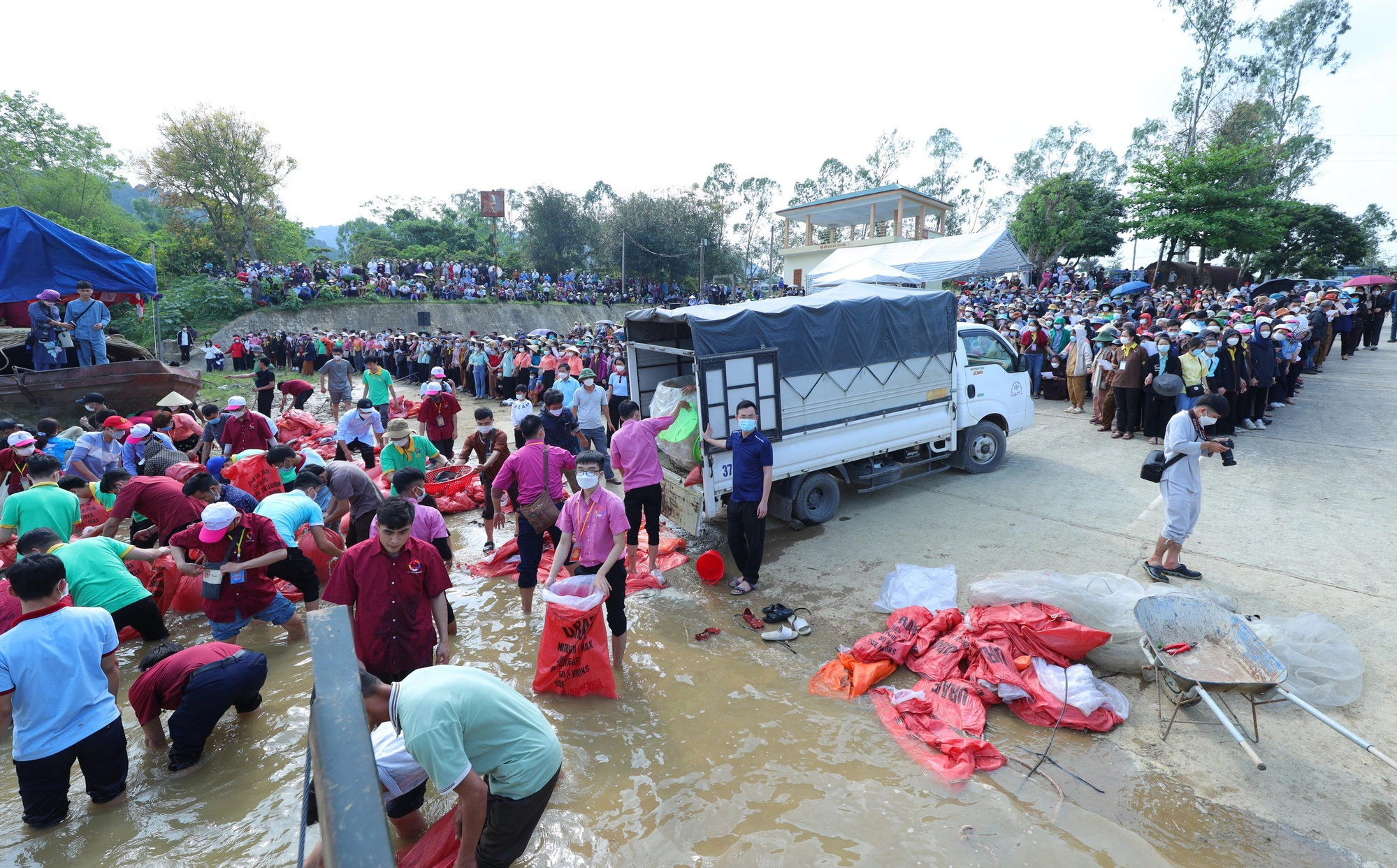 Ảnh: Hàng trăm phật tử và người dân xuống sông Lam phóng sinh 14 tấn cá