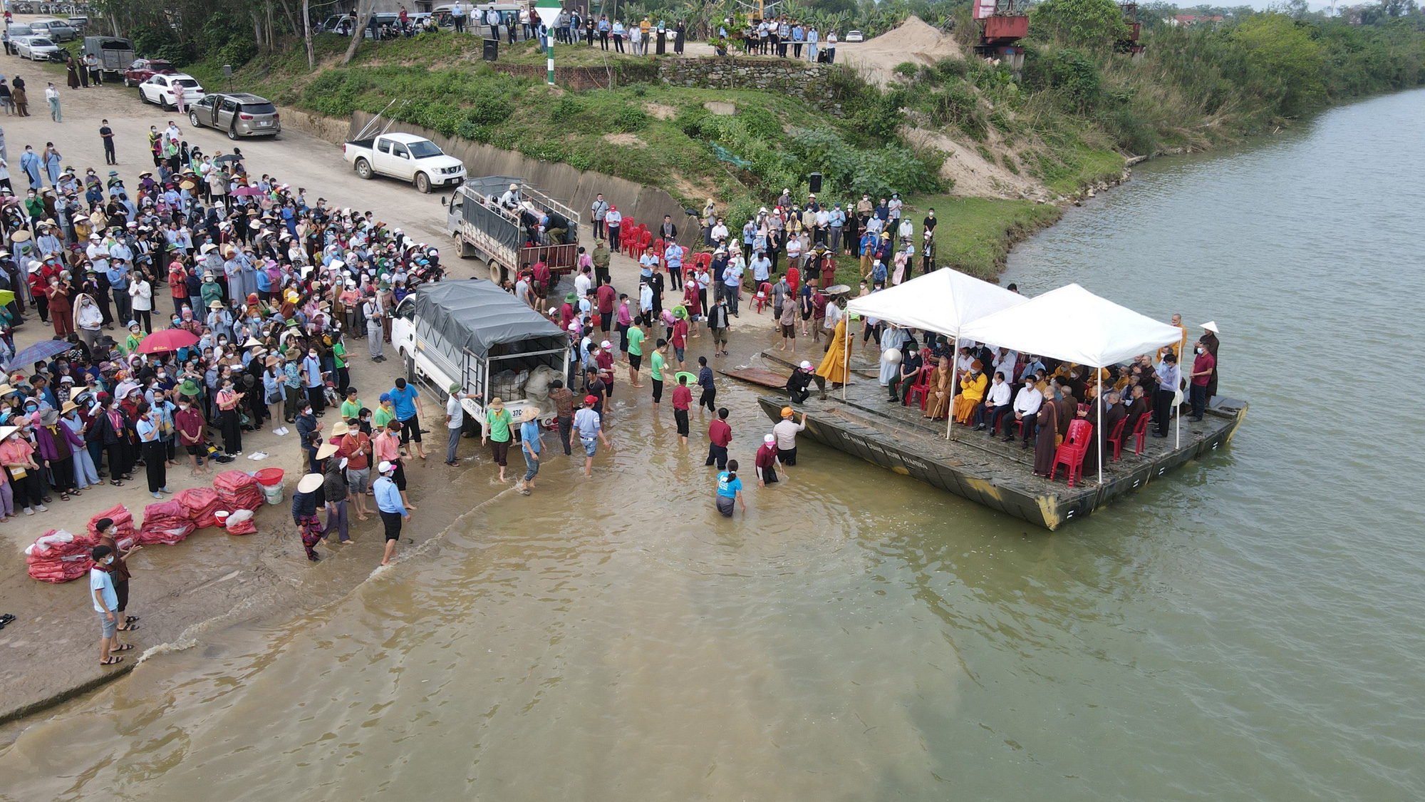 Ảnh: Hàng trăm phật tử và người dân xuống sông Lam phóng sinh 14 tấn cá - Ảnh 1.