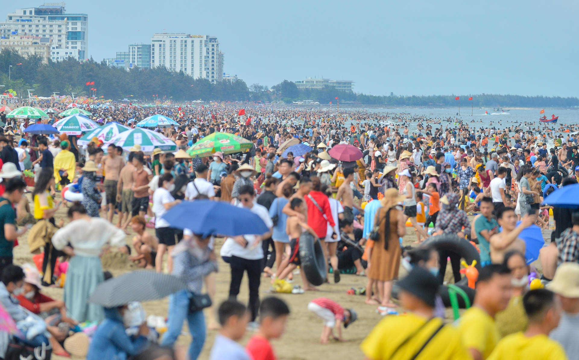 Hàng nghìn người chen chúc tắm biển Sầm Sơn ngày đầu nghỉ lễ