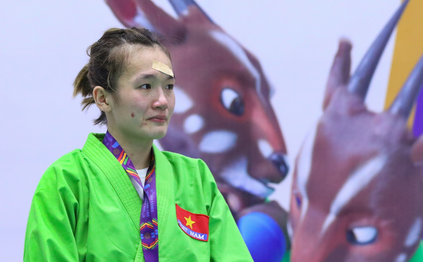 Trượt tấm huy chương trong dự tính, nữ võ sĩ Việt Nam bật khóc trên bục nhận giải