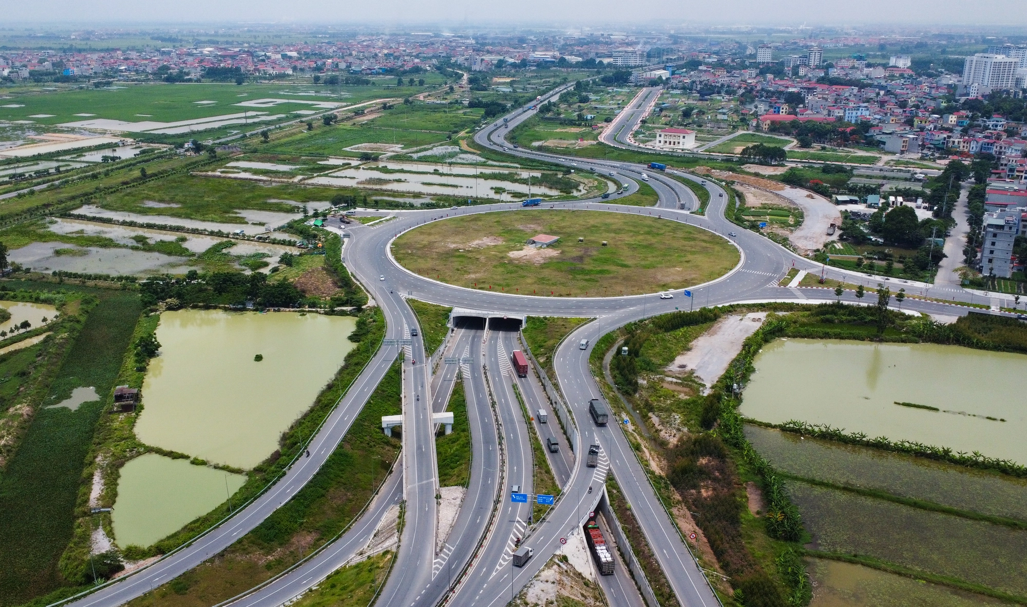 Cận cảnh hầm chui trăm tỷ tại nút giao Quốc lộ 18, cao tốc Hà Nội - Bắc Giang - Ảnh 1.