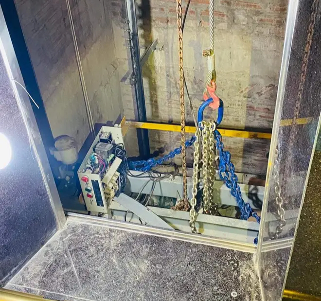 Hiện trường vụ rơi thang máy khiến 2 thợ sửa chữa tử vong ở Hà Nội  - Ảnh 1.
