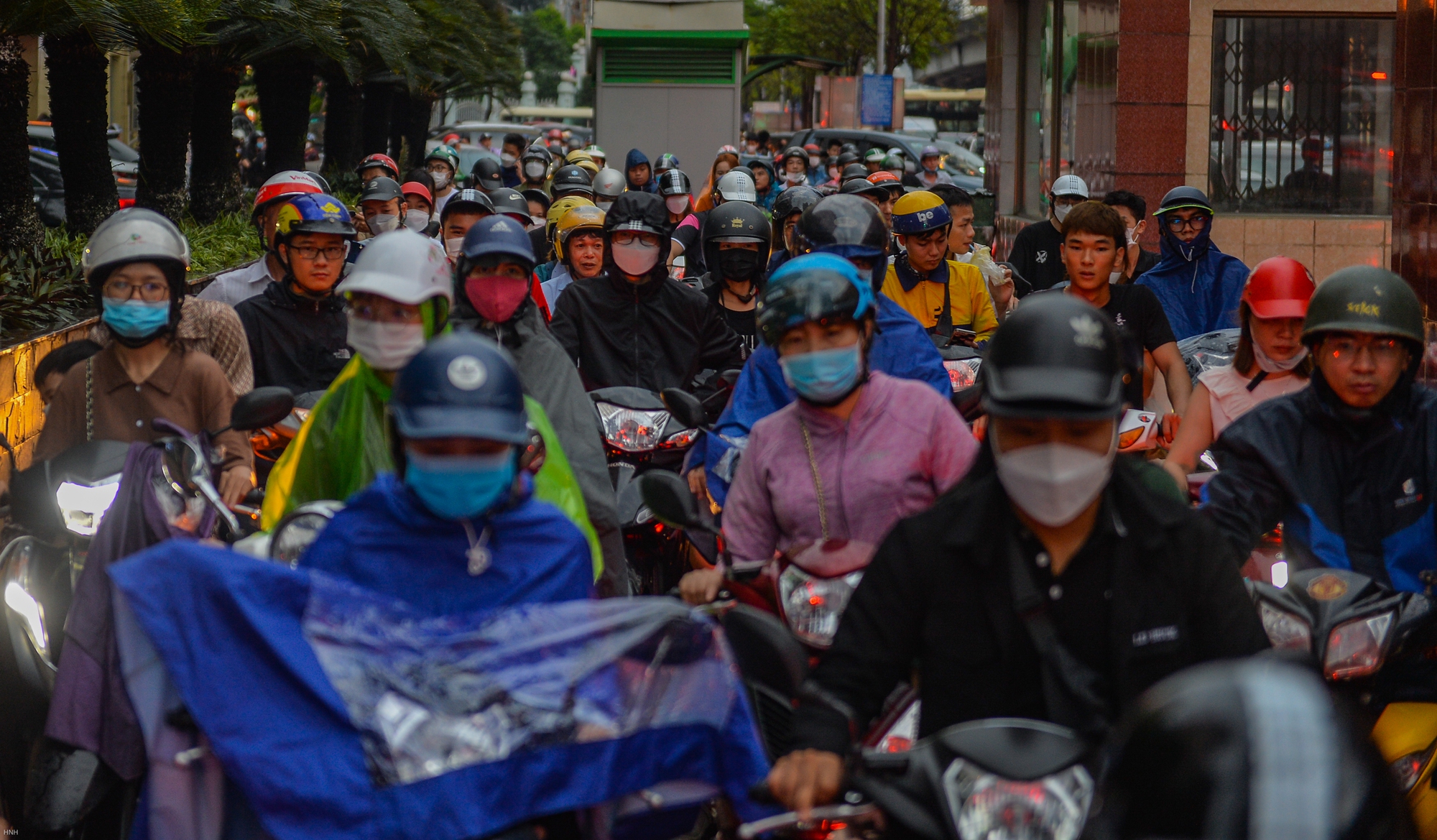 Sau trận mưa ngập, đường phố Hà Nội ùn tắc nghiêm trọng, xe cộ chôn chân nhìn nước rút - Ảnh 5.