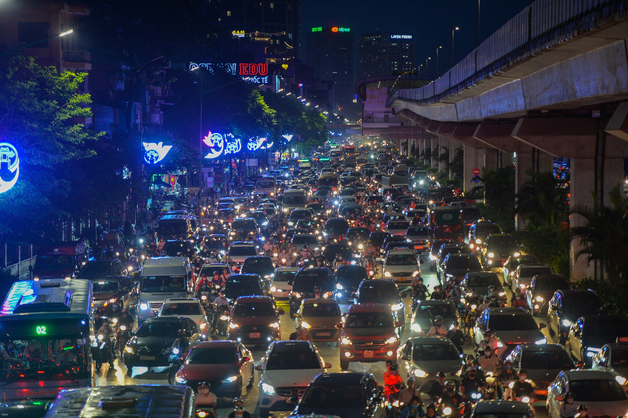 Sau trận mưa ngập, đường phố Hà Nội ùn tắc nghiêm trọng, xe cộ chôn chân nhìn nước rút - Ảnh 9.