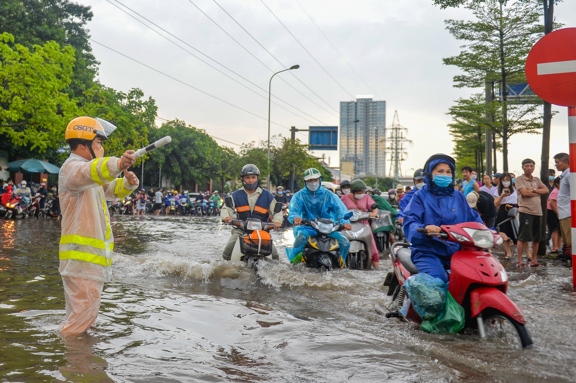 Sau trận mưa ngập, đường phố Hà Nội ùn tắc nghiêm trọng, xe cộ chôn chân nhìn nước rút - Ảnh 1.