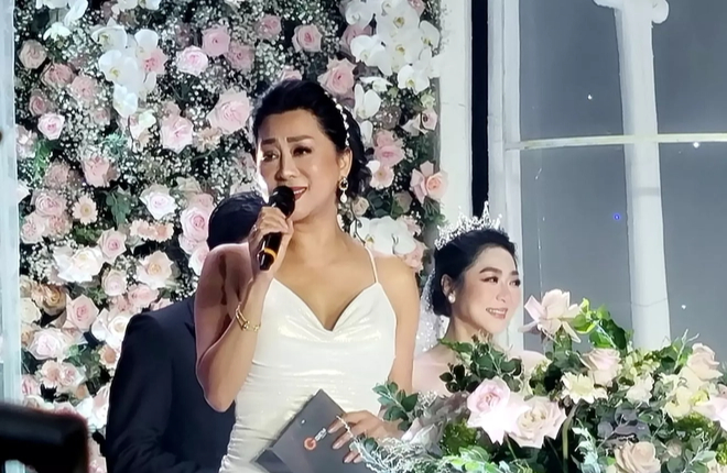 Đám cưới Hà Thanh Xuân với Vua cá Koi: Kỳ Duyên gặp sự cố, cô dâu chú rể khóc vì hạnh phúc - Ảnh 1.