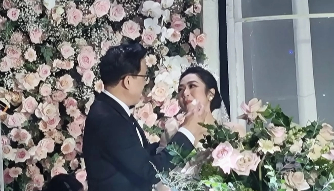 Đám cưới Hà Thanh Xuân với Vua cá Koi: Kỳ Duyên gặp sự cố, cô dâu chú rể khóc vì hạnh phúc - Ảnh 4.