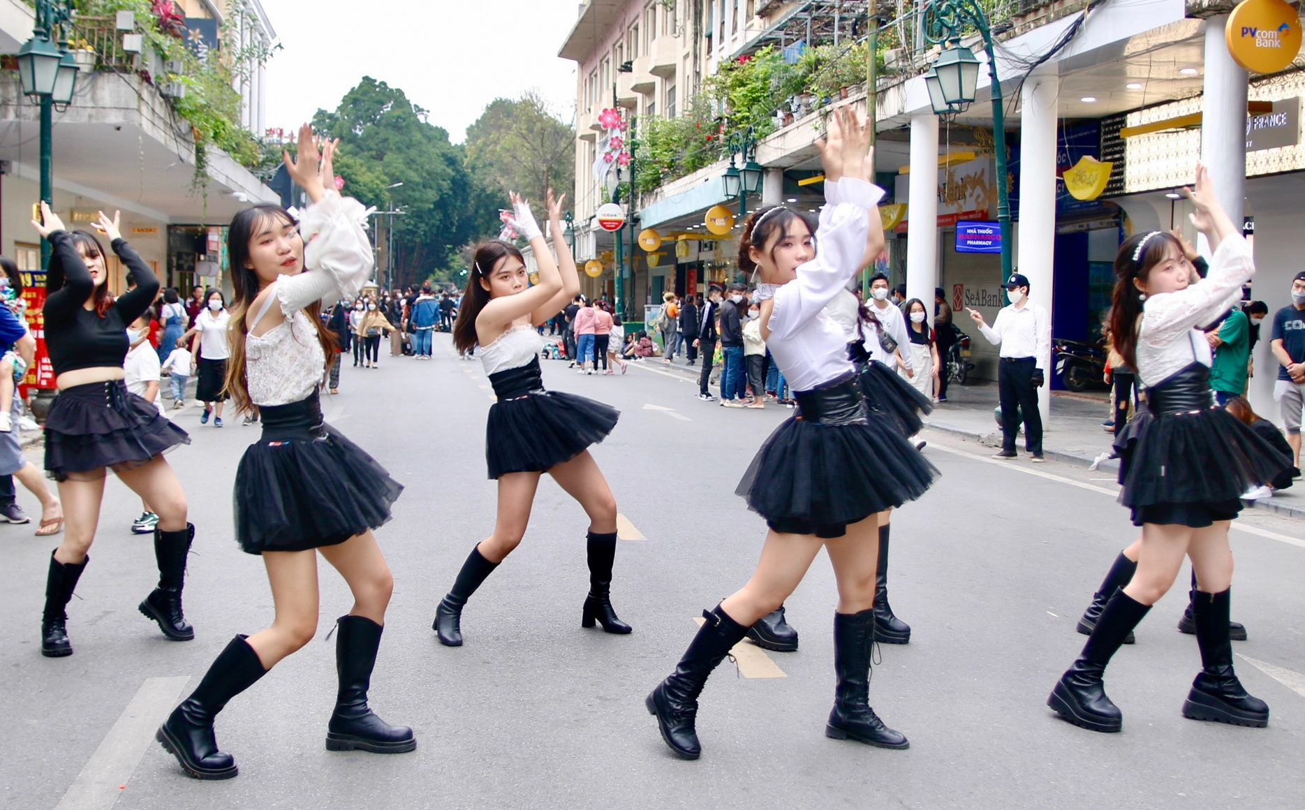Hà Nội ‘nở rộ' phố đi bộ: Chốn vui chơi cuối tuần cho người dân ngày càng đa dạng