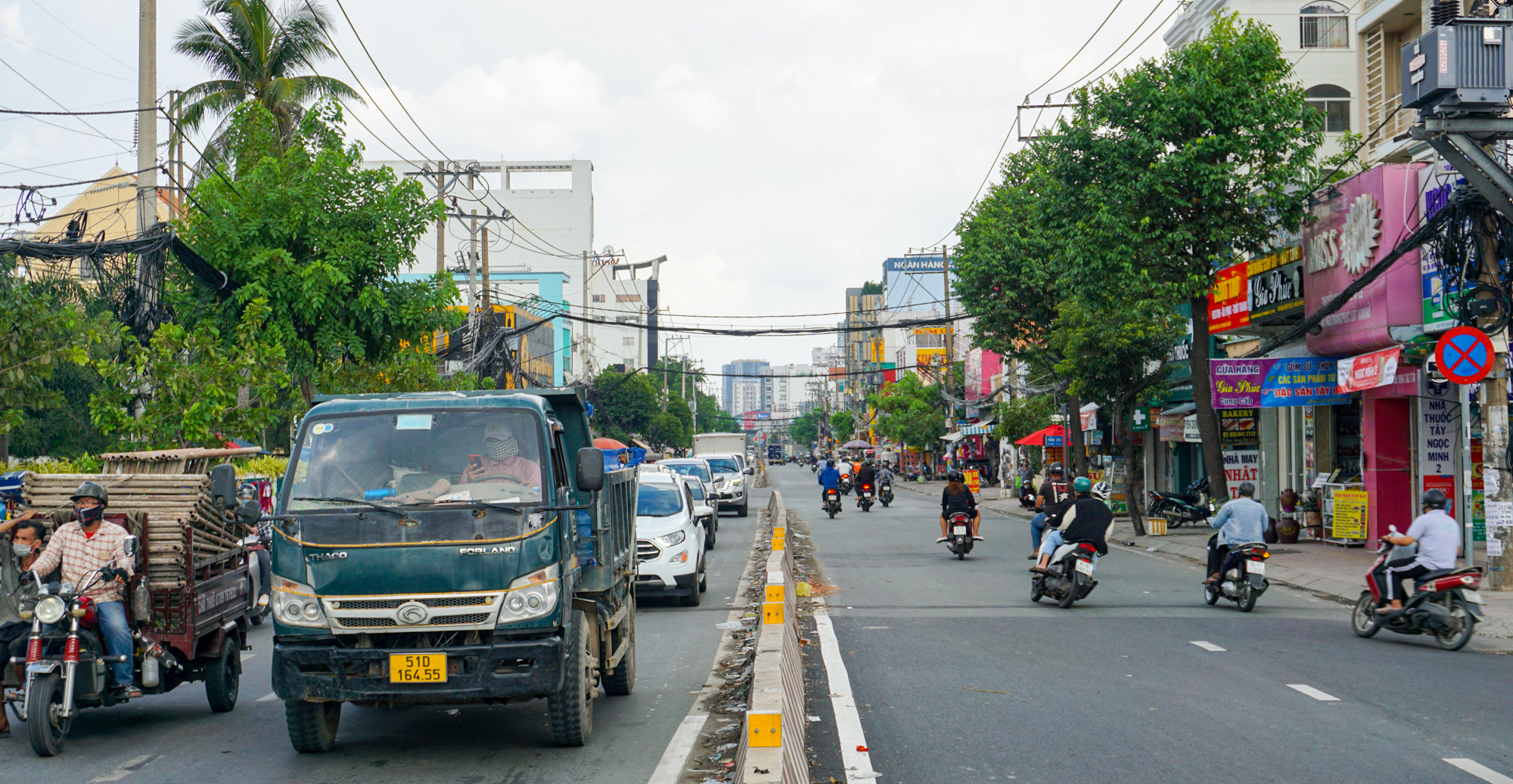 Choáng ngợp 10 làn xe rộng thênh thang ở Đại lộ Nguyễn Văn Linh: Không còn điểm đen ùn tắc - Ảnh 8.