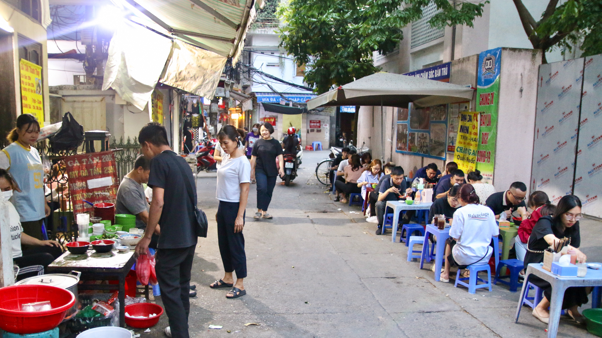 Quán gà tần siêu rẻ, siêu đông ở Hà Nội: Giá chỉ 20.000 đồng, có ngày bán 1.000 suất - Ảnh 1.