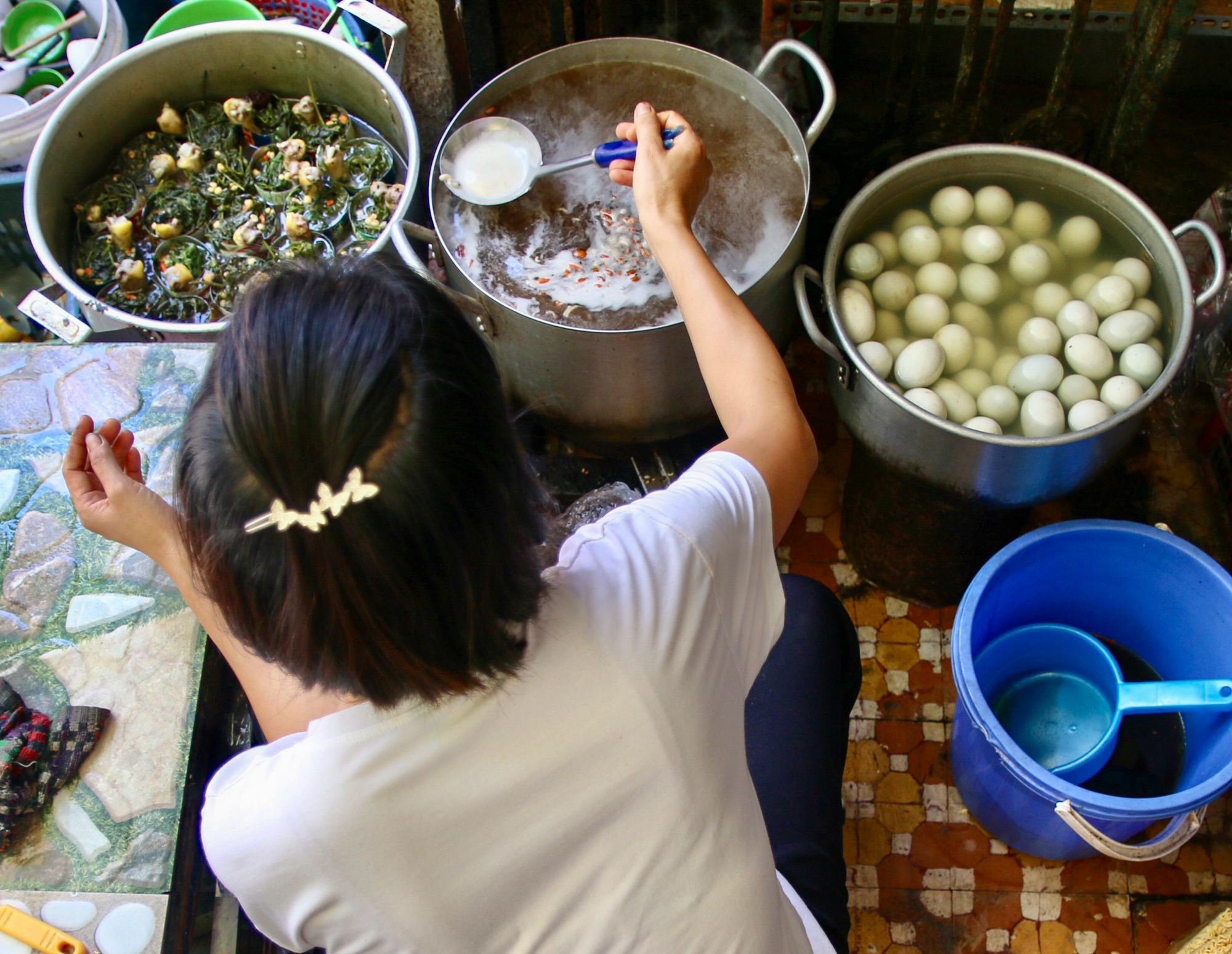 Quán gà tần siêu rẻ, siêu đông ở Hà Nội: Giá chỉ 20.000 đồng, có ngày bán 1.000 suất - Ảnh 4.