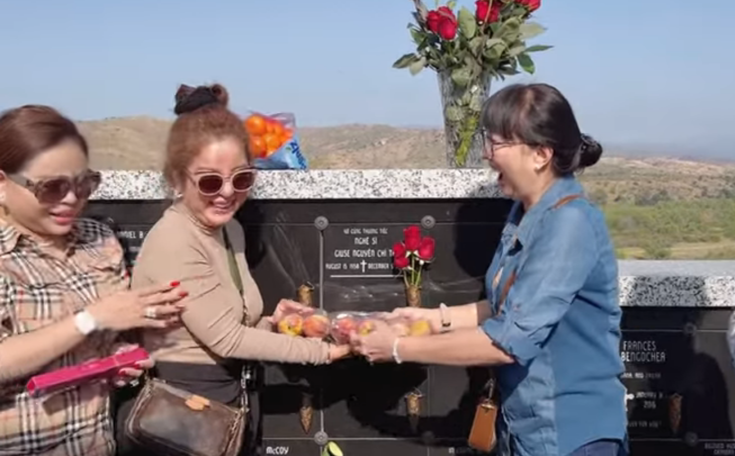 Thúy Nga: Khán giả đừng trách chúng tôi tới thăm mộ anh Chí Tài lại lố lăng như vậy