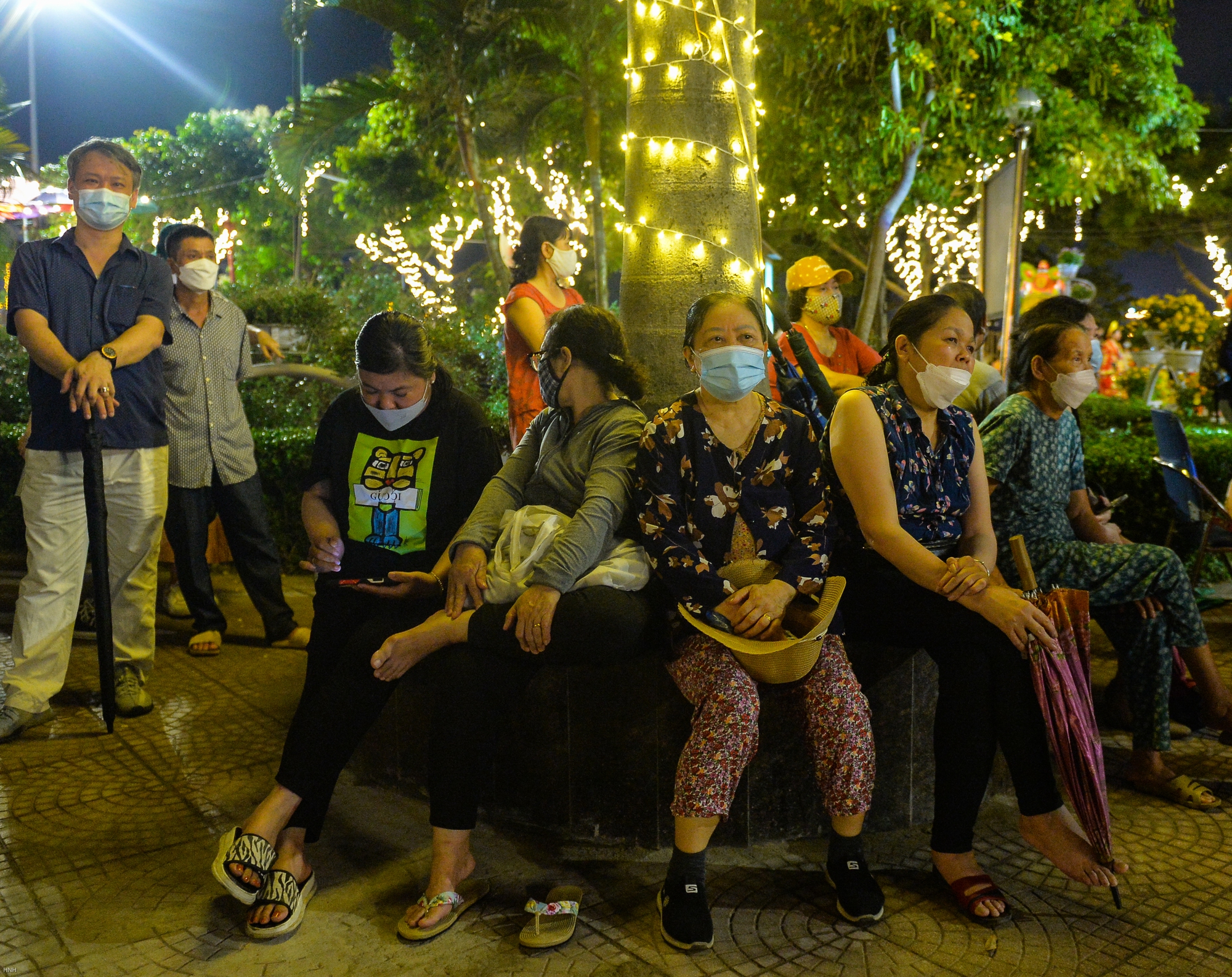 Hàng nghìn người ùn ùn kéo về phố đi bộ Trịnh Công Sơn trong ngày đầu tái hoạt động - Ảnh 10.