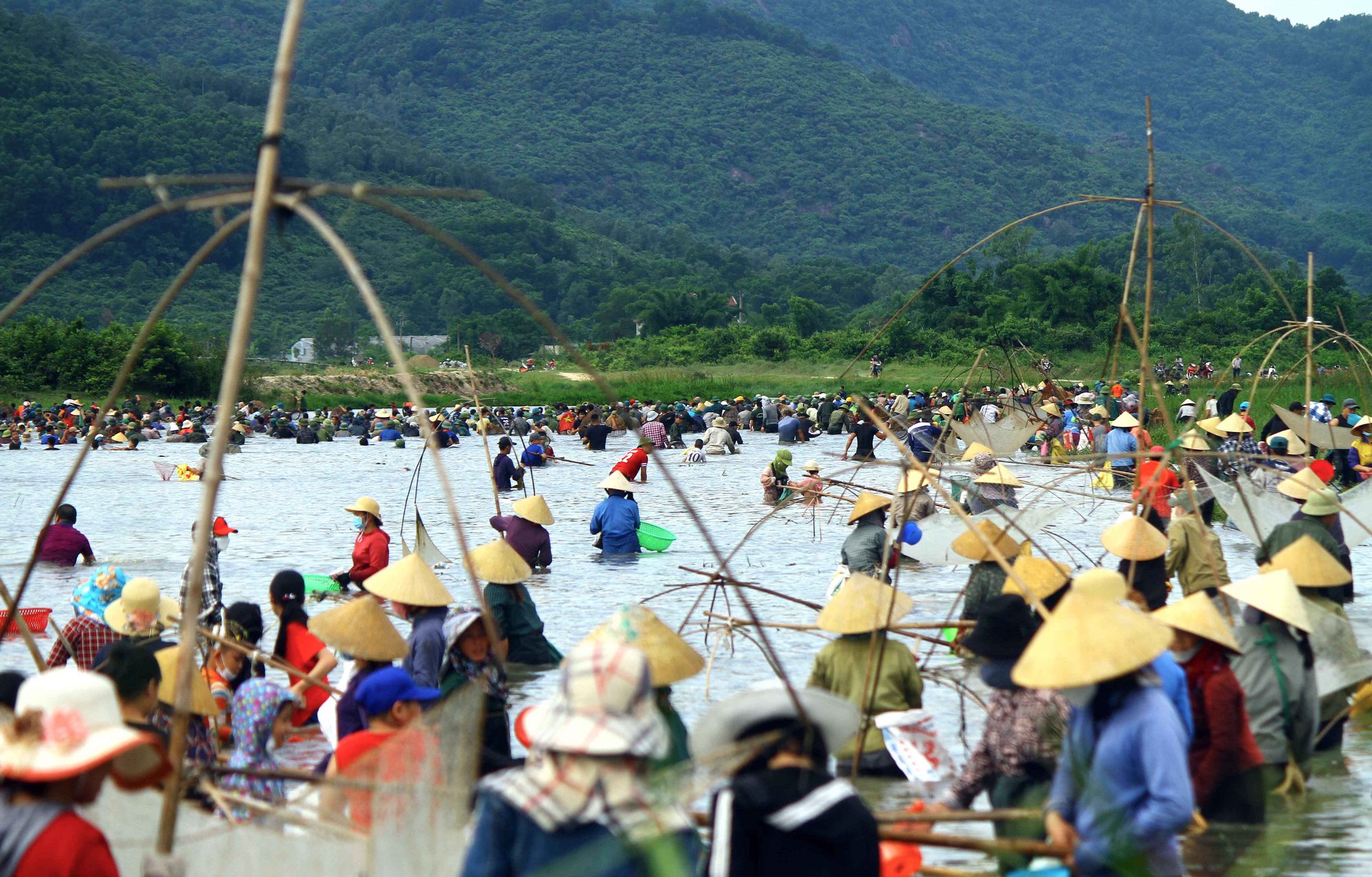 Cả làng tay nơm tay lưới cùng hú lớn rồi ào xuống vực bắt cá - Ảnh 11.