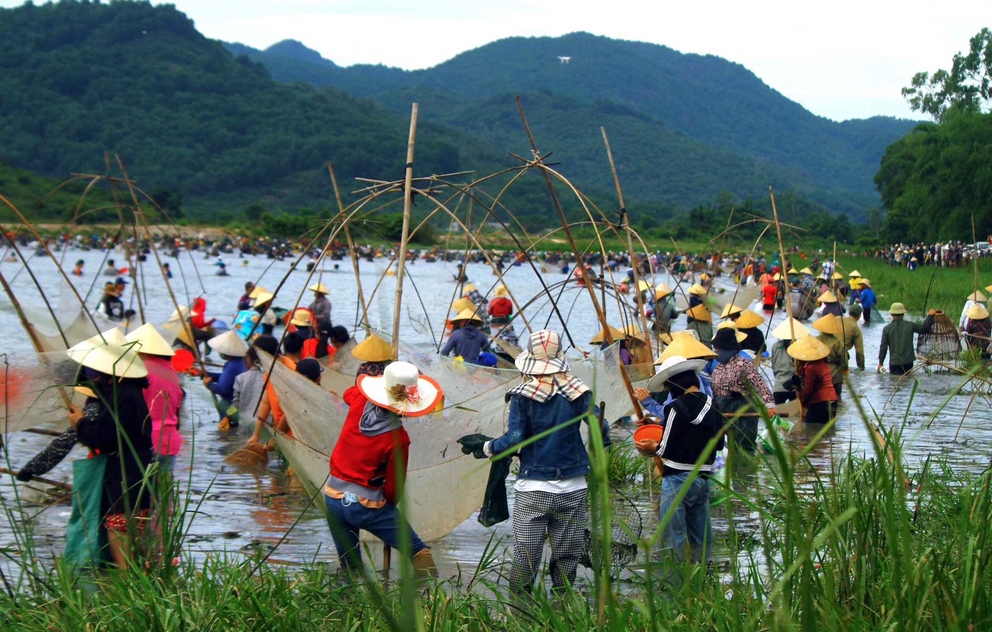 Cả làng tay nơm tay lưới cùng hú lớn rồi ào xuống vực bắt cá - Ảnh 4.