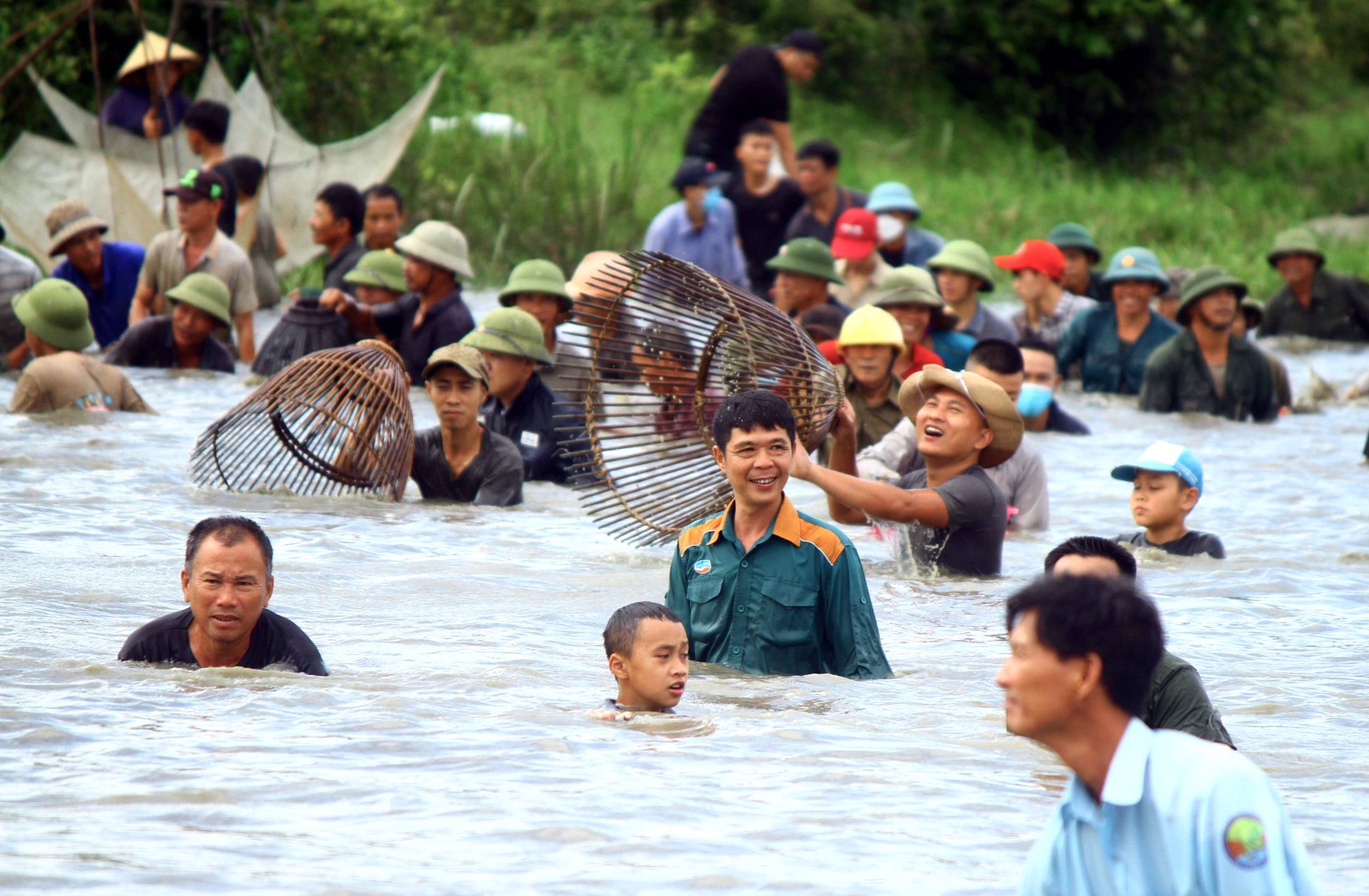 Cả làng tay nơm tay lưới cùng hú lớn rồi ào xuống vực bắt cá - Ảnh 5.