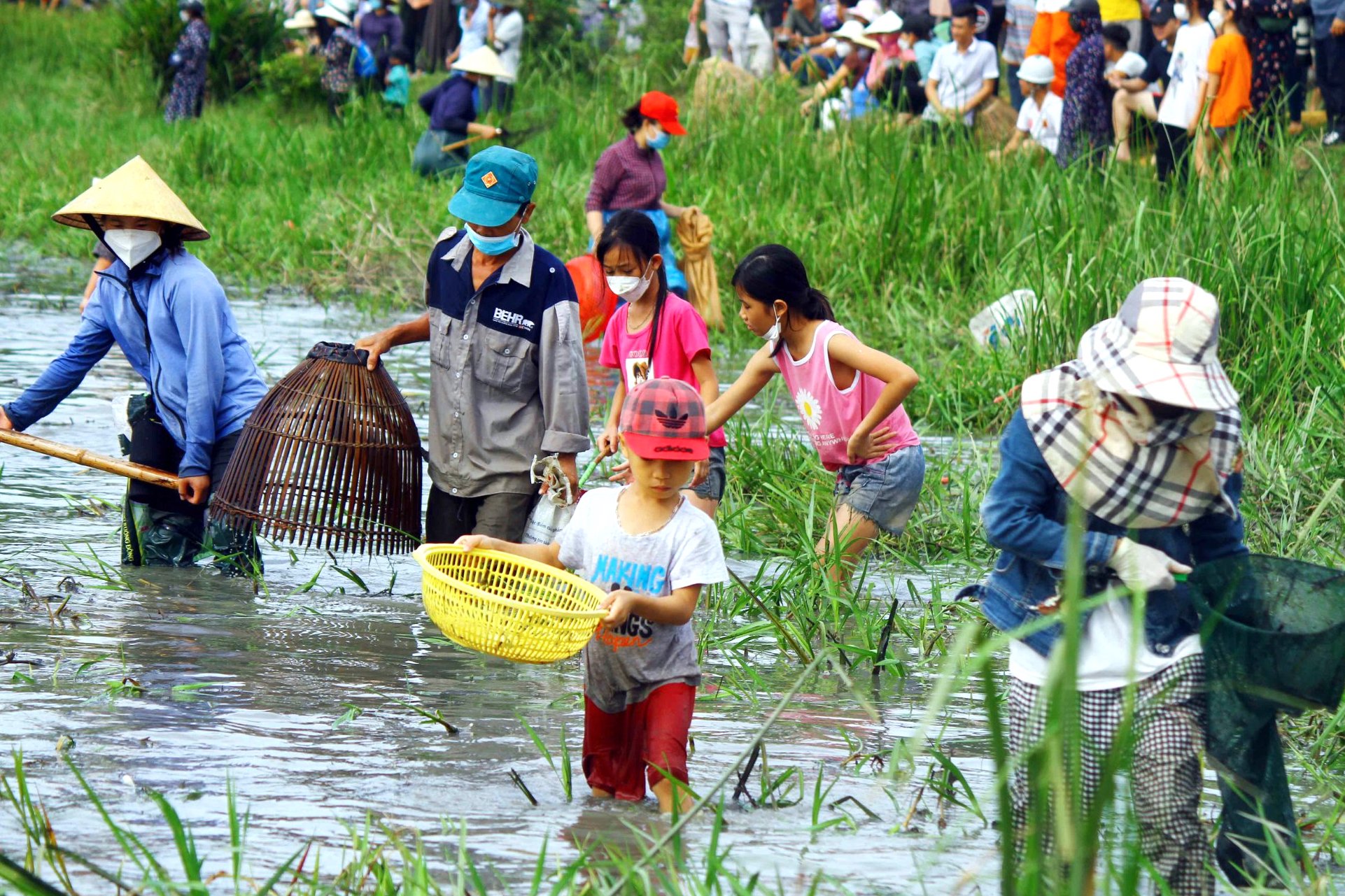 Cả làng tay nơm tay lưới cùng hú lớn rồi ào xuống vực bắt cá - Ảnh 9.