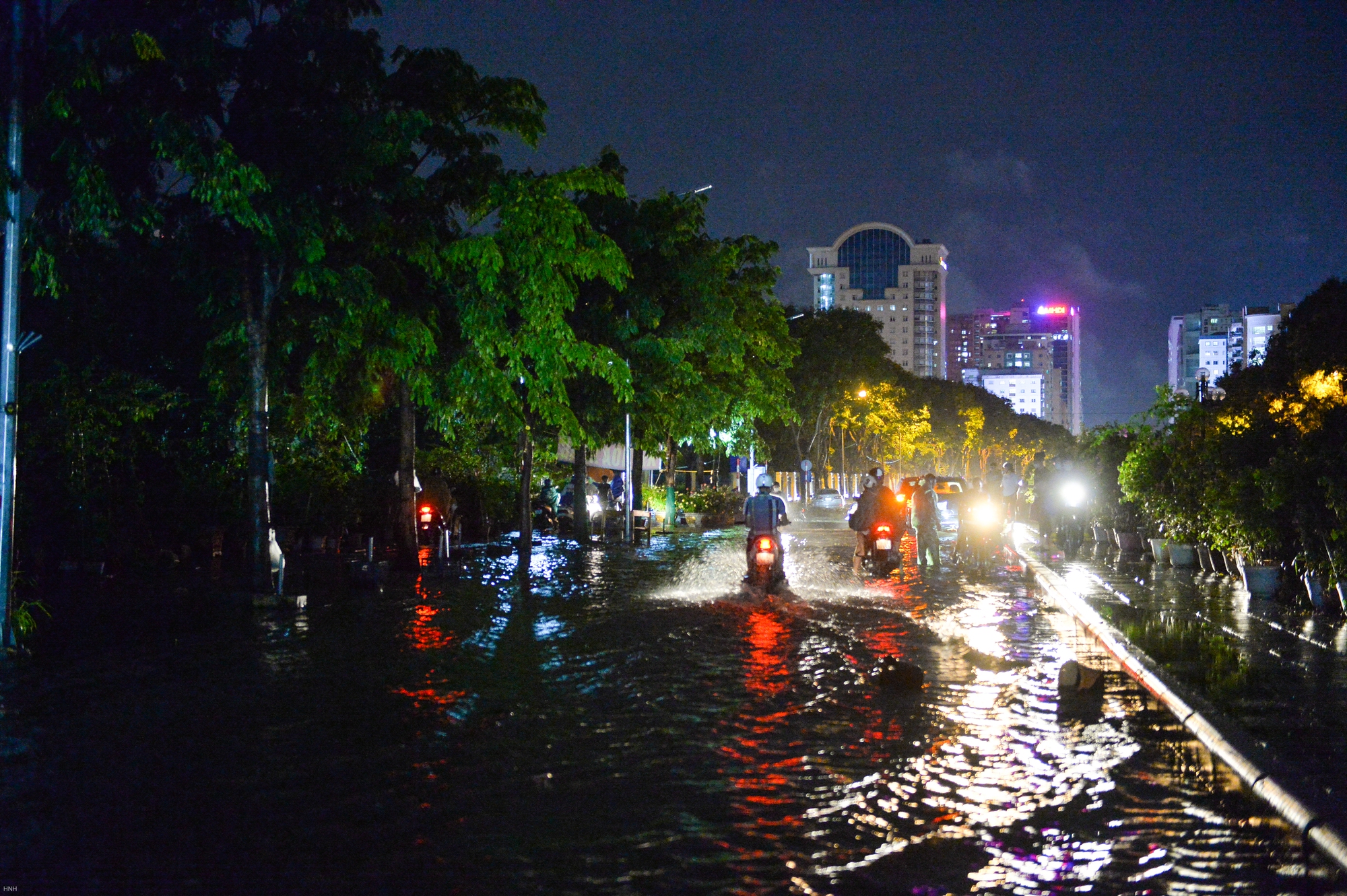 Hà Nội: Nhiều tuyến đường ngập hơn nửa mét, xe chết máy la liệt sau trận mưa lớn - Ảnh 2. Hà Nội: Nhiều tuyến đường ngập hơn nửa mét, xe chết máy la liệt sau trận mưa lớn - Ảnh 2.