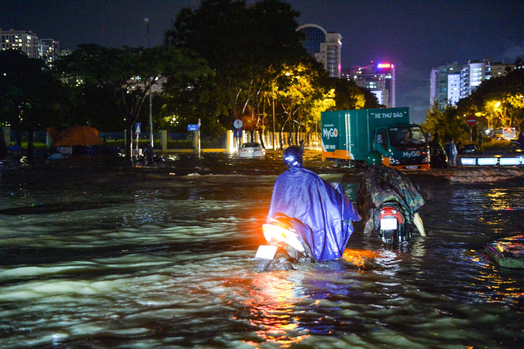 Hà Nội: Nhiều tuyến đường ngập hơn nửa mét, xe chết máy la liệt sau trận mưa lớn - Ảnh 8. Hà Nội: Nhiều tuyến đường ngập hơn nửa mét, xe chết máy la liệt sau trận mưa lớn - Ảnh 8.