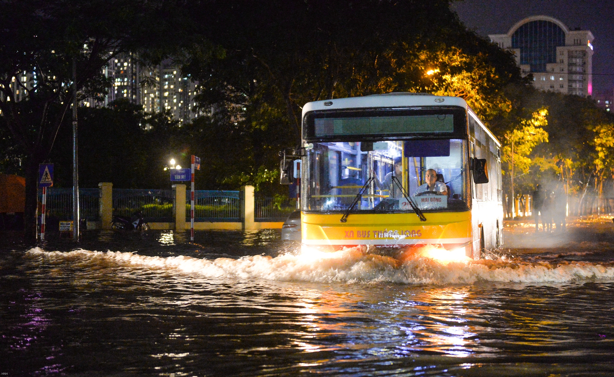 Hà Nội: Nhiều tuyến đường ngập hơn nửa mét, xe chết máy la liệt sau trận mưa lớn - Ảnh 11. Hà Nội: Nhiều tuyến đường ngập hơn nửa mét, xe chết máy la liệt sau trận mưa lớn - Ảnh 11.