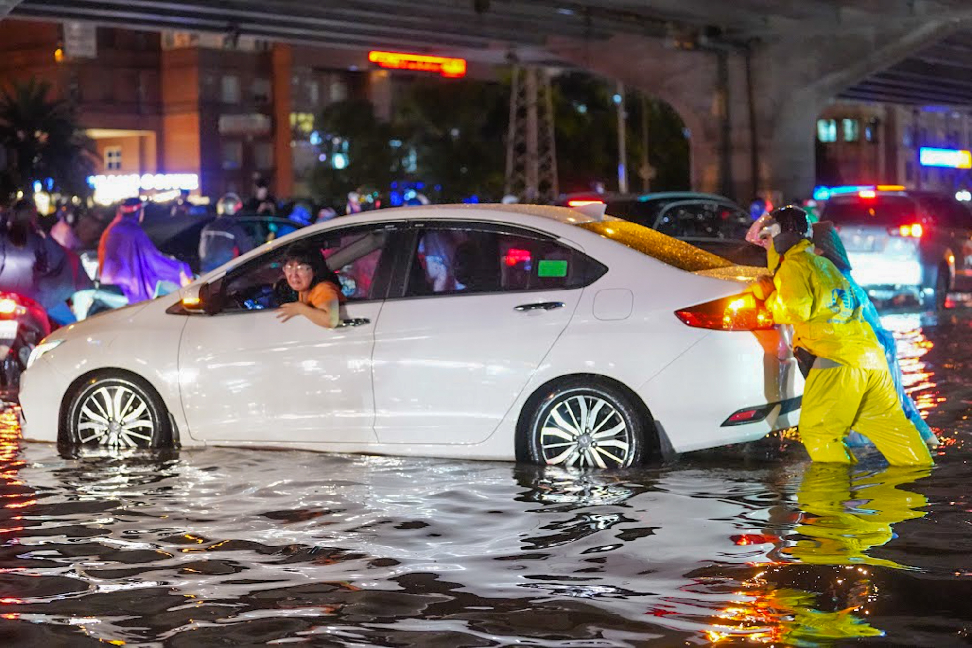 Hà Nội: Nhiều tuyến đường ngập hơn nửa mét, xe chết máy la liệt sau trận mưa lớn - Ảnh 12. Hà Nội: Nhiều tuyến đường ngập hơn nửa mét, xe chết máy la liệt sau trận mưa lớn - Ảnh 12.