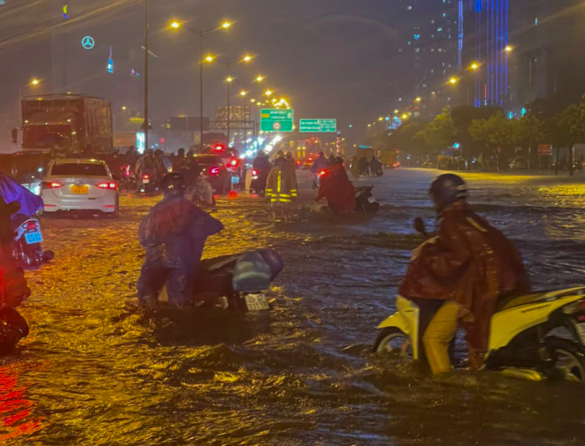 Hà Nội: Nhiều tuyến đường ngập hơn nửa mét, xe chết máy la liệt sau trận mưa lớn - Ảnh 5. Hà Nội: Nhiều tuyến đường ngập hơn nửa mét, xe chết máy la liệt sau trận mưa lớn - Ảnh 5.