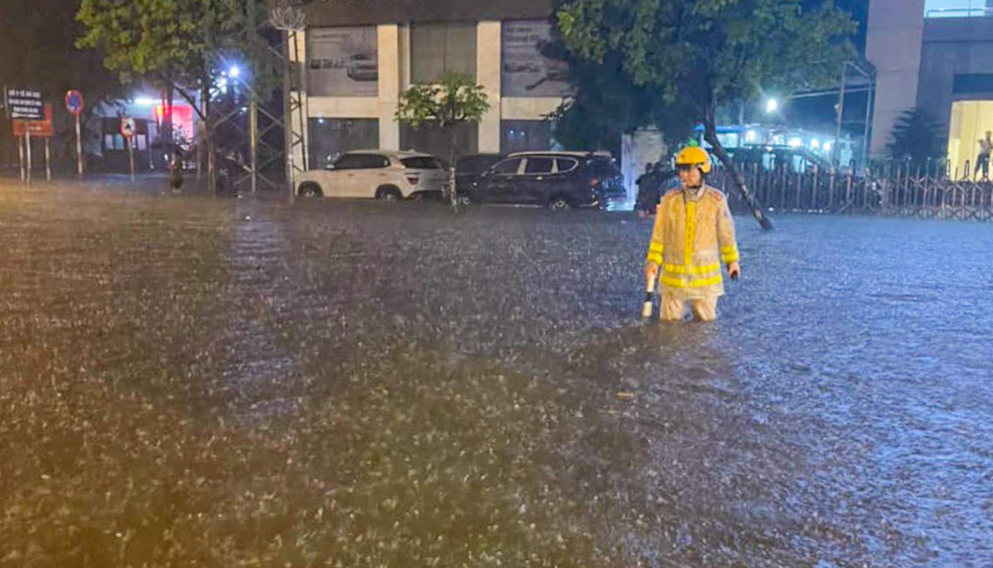 Hà Nội: Nhiều tuyến đường ngập hơn nửa mét, xe chết máy la liệt sau trận mưa lớn - Ảnh 4. Hà Nội: Nhiều tuyến đường ngập hơn nửa mét, xe chết máy la liệt sau trận mưa lớn - Ảnh 4.