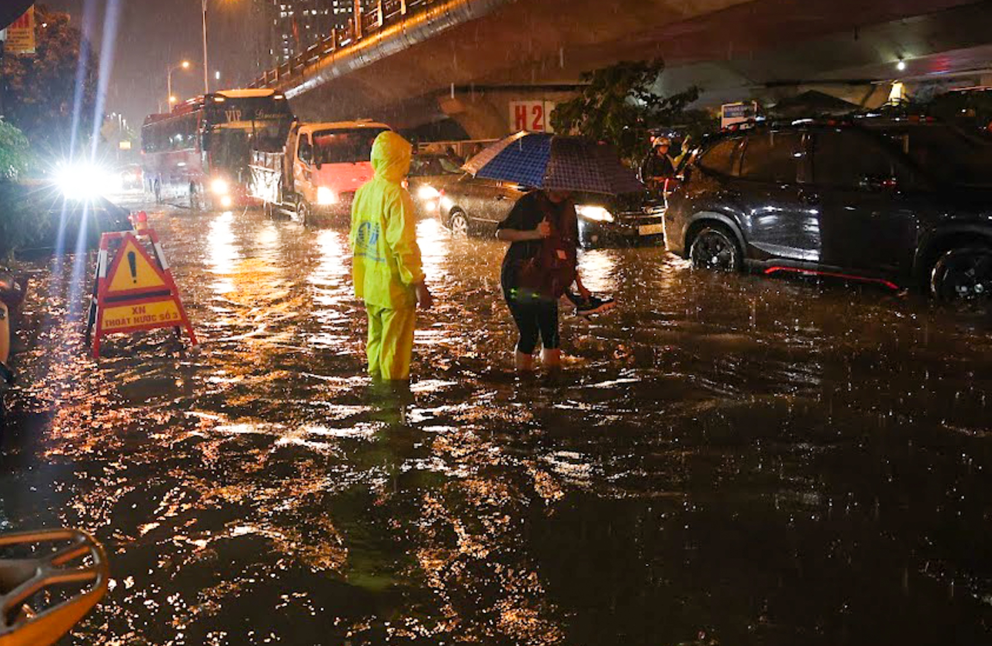 Hà Nội: Nhiều tuyến đường ngập hơn nửa mét, xe chết máy la liệt sau trận mưa lớn - Ảnh 3. Hà Nội: Nhiều tuyến đường ngập hơn nửa mét, xe chết máy la liệt sau trận mưa lớn - Ảnh 3.