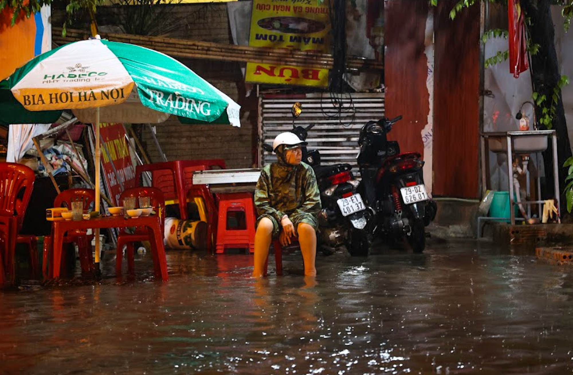 Hà Nội: Nhiều tuyến đường ngập hơn nửa mét, xe chết máy la liệt sau trận mưa lớn - Ảnh 6. Hà Nội: Nhiều tuyến đường ngập hơn nửa mét, xe chết máy la liệt sau trận mưa lớn - Ảnh 6.