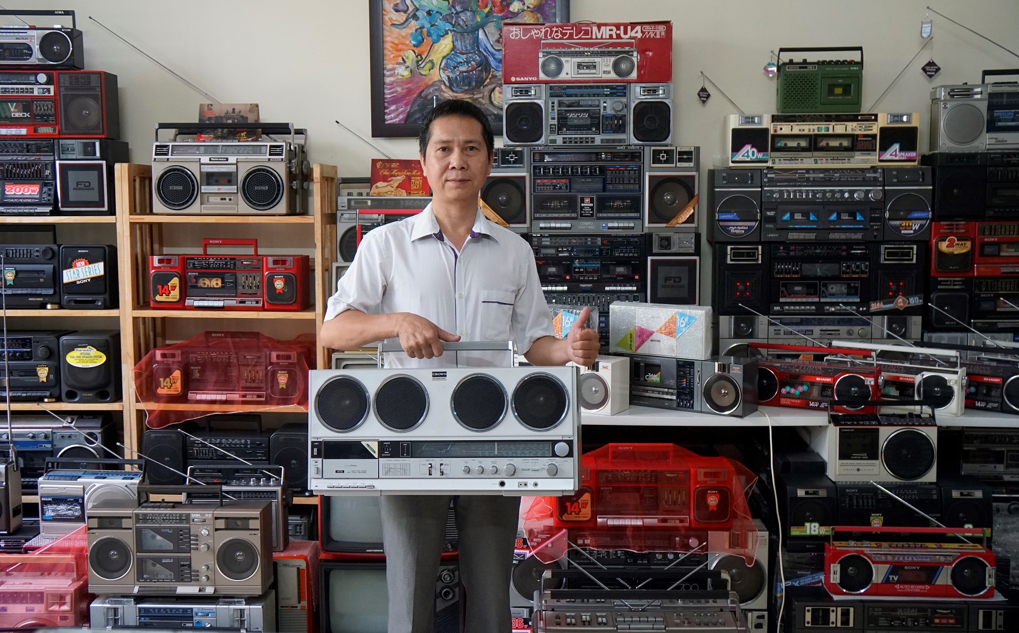 Người đàn ông sưu tầm 1.400 chiếc đài cassette cổ, trị giá bằng cả căn chung cư cao cấp