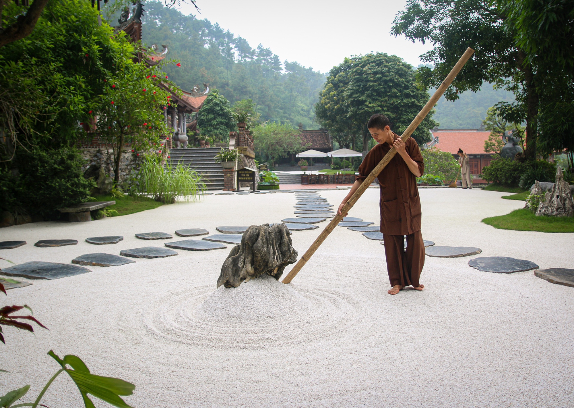 Khám phá ngôi chùa 1000 năm tuổi được ví như chốn tiên cảnh giữa lòng núi rừng - Ảnh 4.