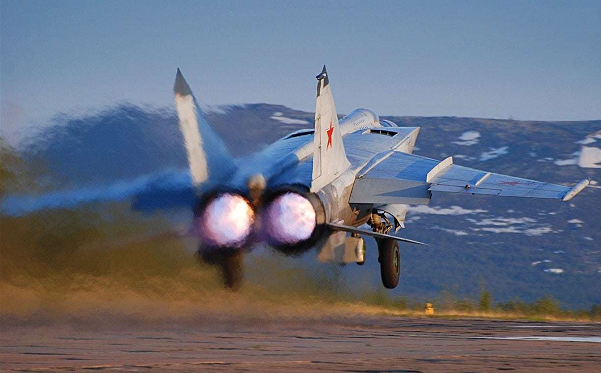 Tiêm kích MiG-25 Foxbat: 'Ma tốc độ' khiến sĩ quan Mỹ đứng hình và cuộc đào tẩu rúng động