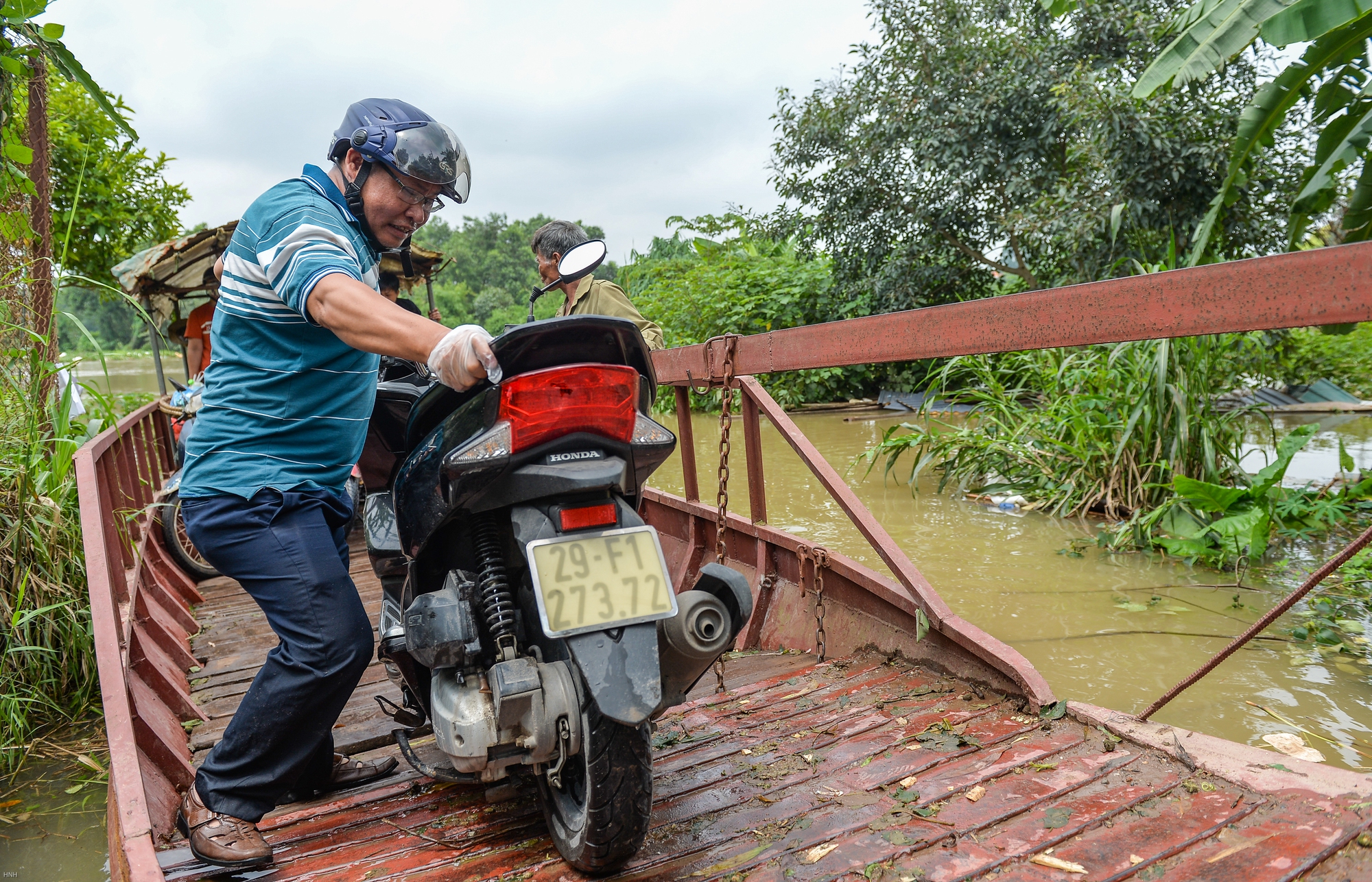 Hà Nội: Bãi giữa sông Hồng biến thành ốc đảo, người dân phải đi đò vào bờ - Ảnh 8.