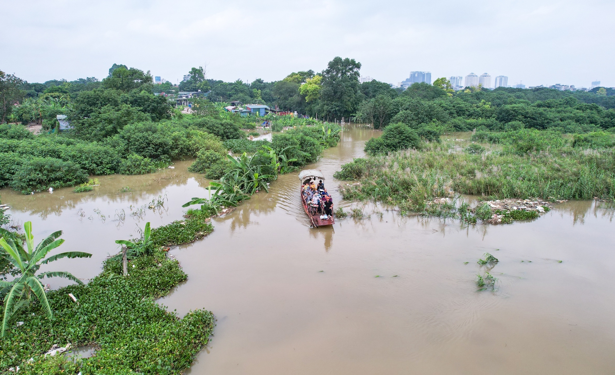 Hà Nội: Bãi giữa sông Hồng biến thành ốc đảo, người dân phải đi đò vào bờ - Ảnh 2.