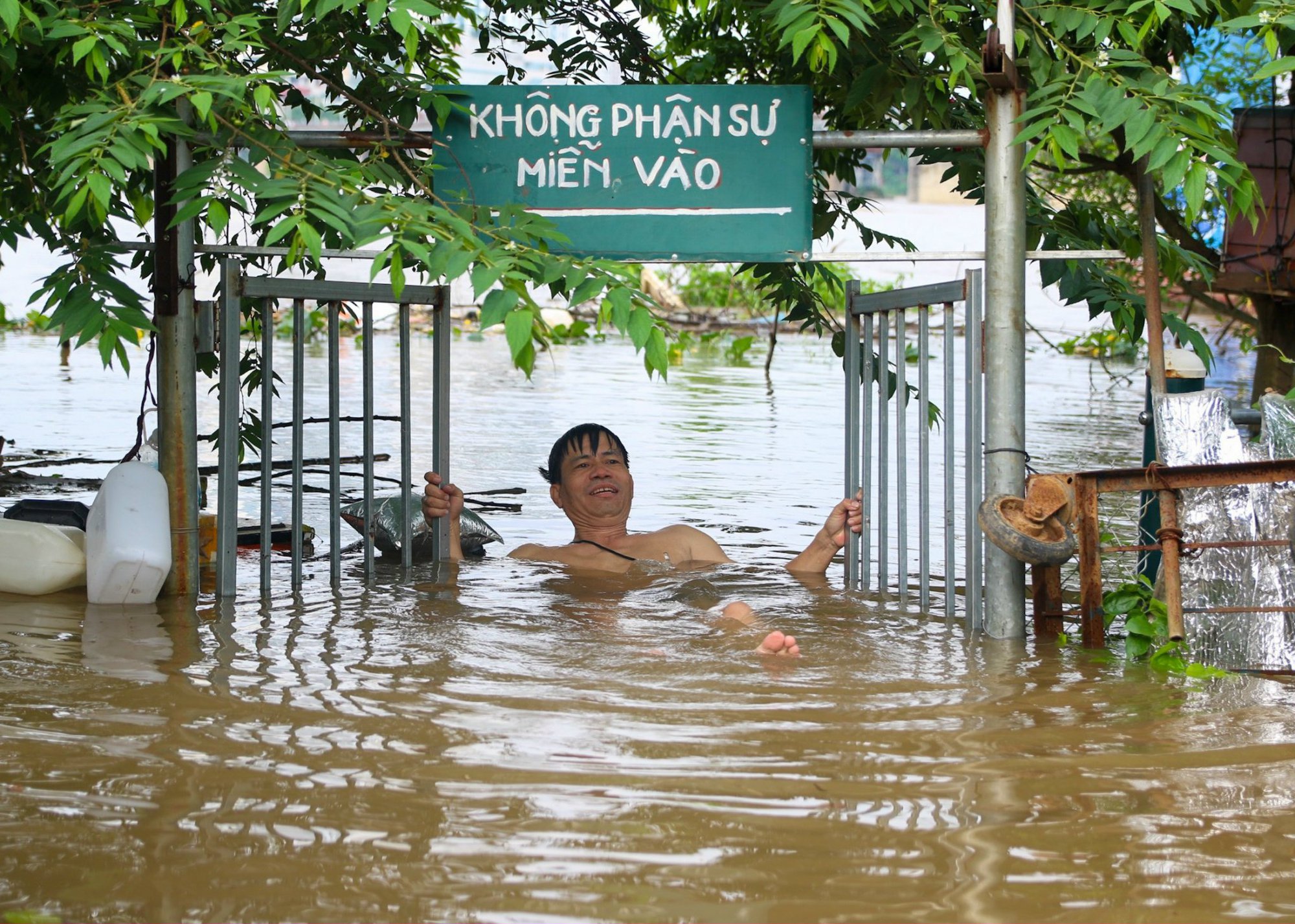 Hà Nội: Bãi giữa sông Hồng biến thành ốc đảo, người dân phải đi đò vào bờ - Ảnh 12.