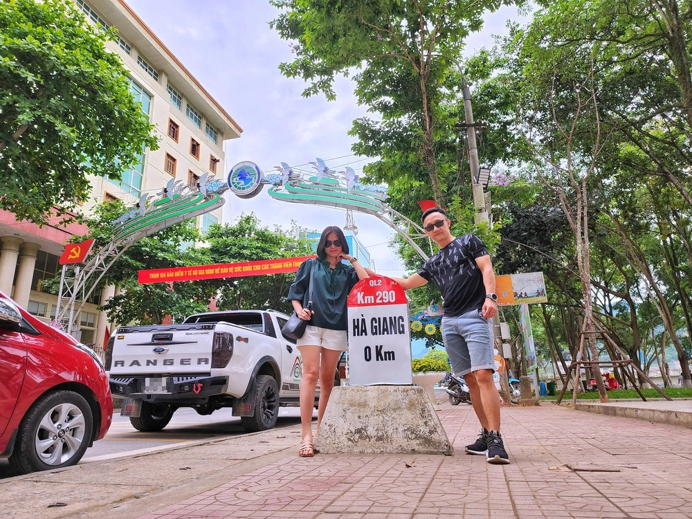 Cặp vợ chồng lái xe bán tải xuyên Việt 30 ngày: Chúng mình bắt đầu trên một chiếc xe Wave - Ảnh 4.