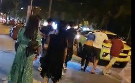 Hướng dẫn viên du lịch bị nhóm người kẹp cổ, kéo đi trước mặt du khách ở Đà Nẵng