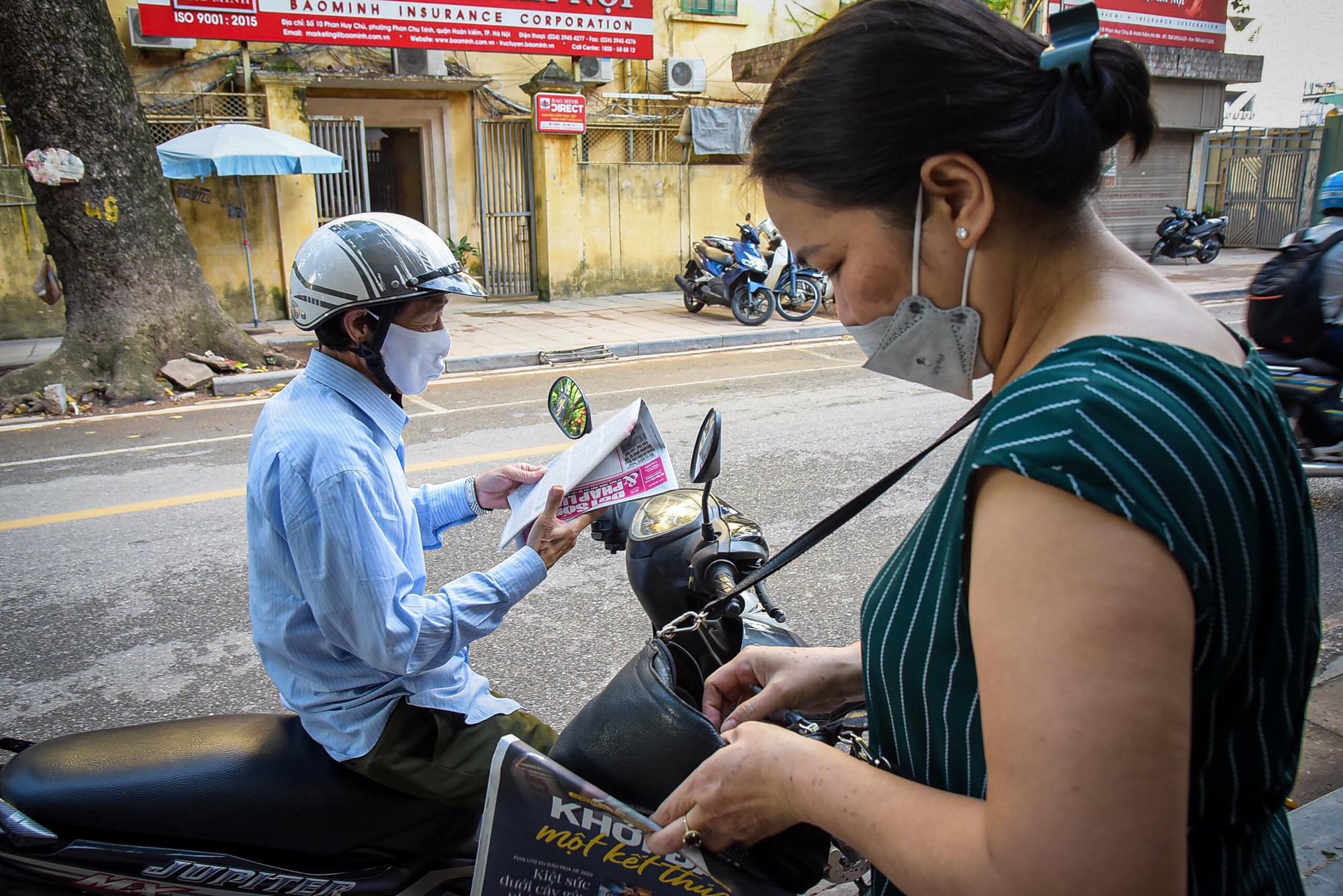 Những sạp báo in hiếm hoi vẫn trường tồn trong kỷ nguyên công nghệ - Ảnh 8.