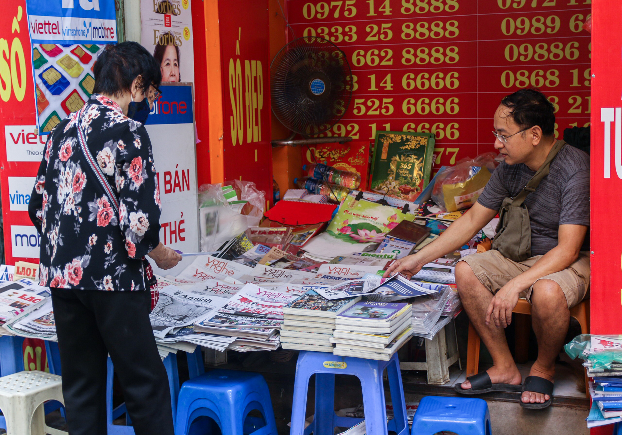 Những sạp báo in hiếm hoi vẫn trường tồn trong kỷ nguyên công nghệ - Ảnh 6.