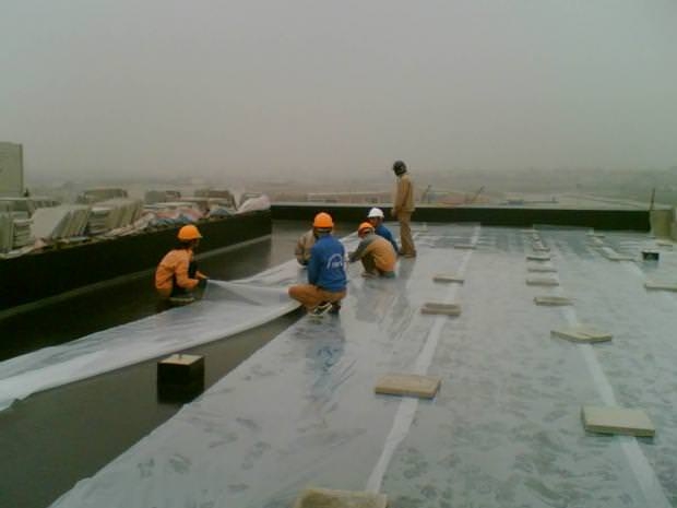 Nhiều người thắc mắc: Đường vừa rải bê tông xong phải rắc lá khô lên trên để làm gì? - Ảnh 2.