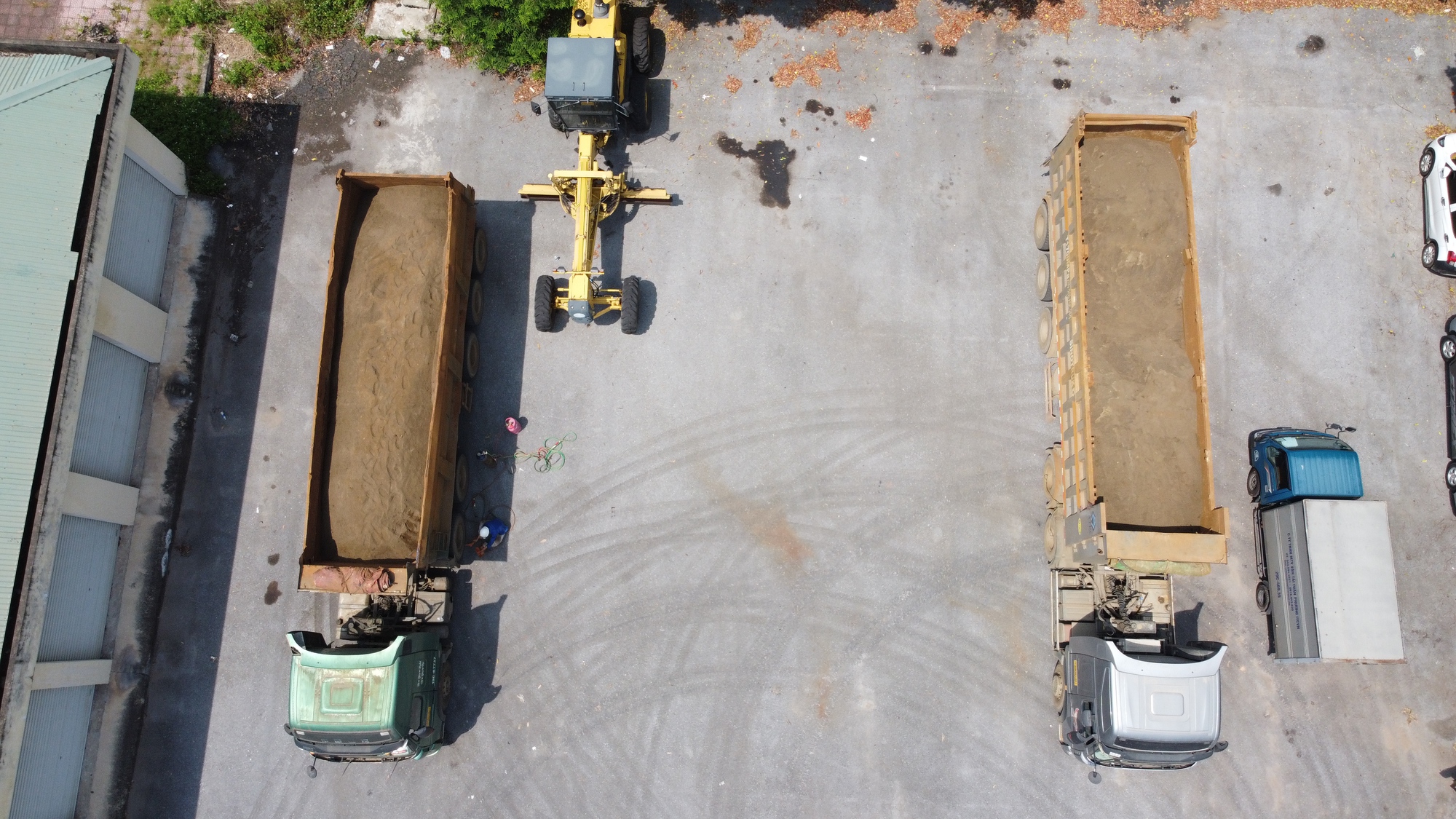 Hàng loạt xe tải cơi nới thùng cao cả mét bị công an cắt gọt - Ảnh 4.