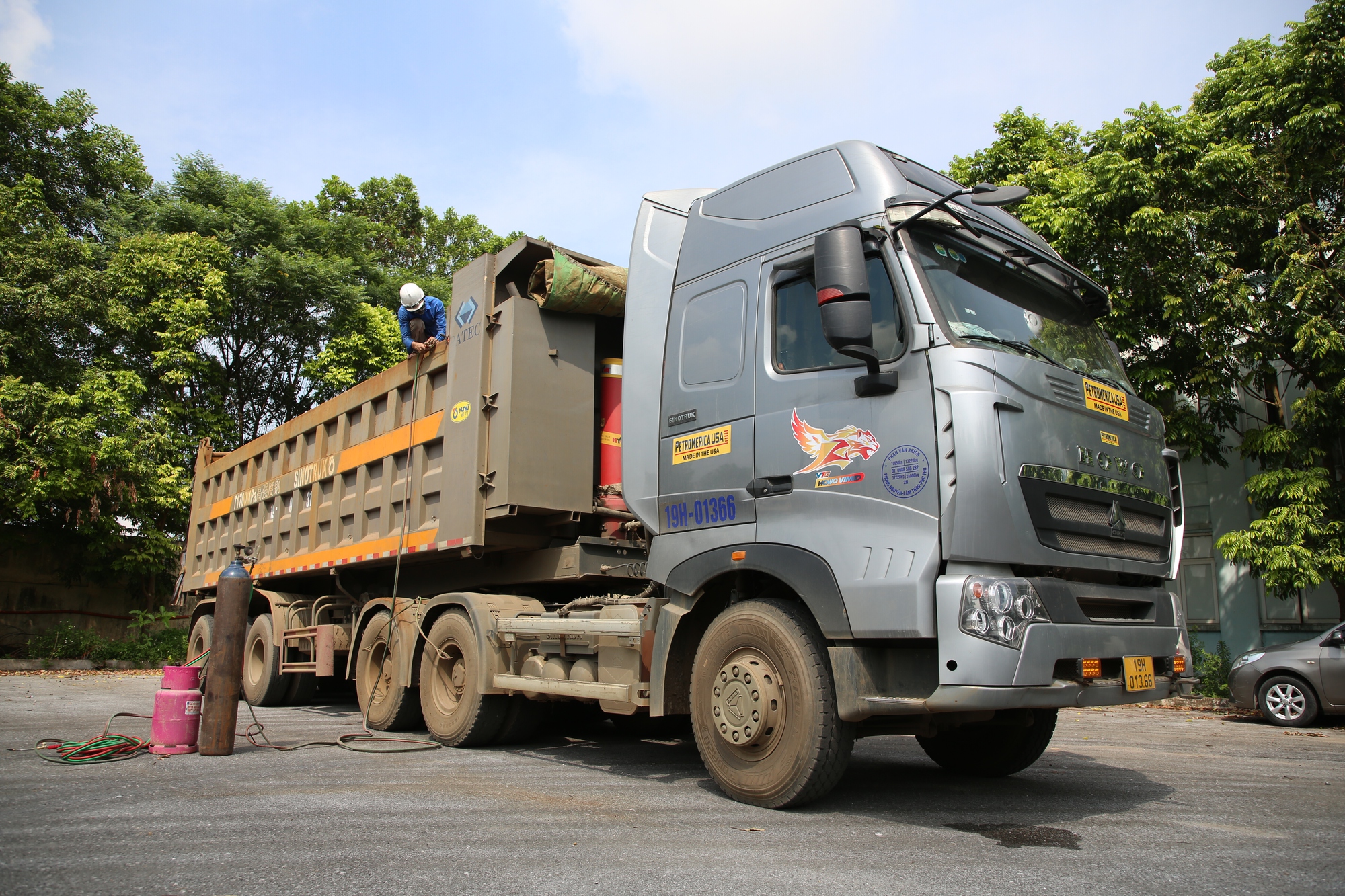 Hàng loạt xe tải cơi nới thùng cao cả mét bị công an cắt gọt - Ảnh 5.