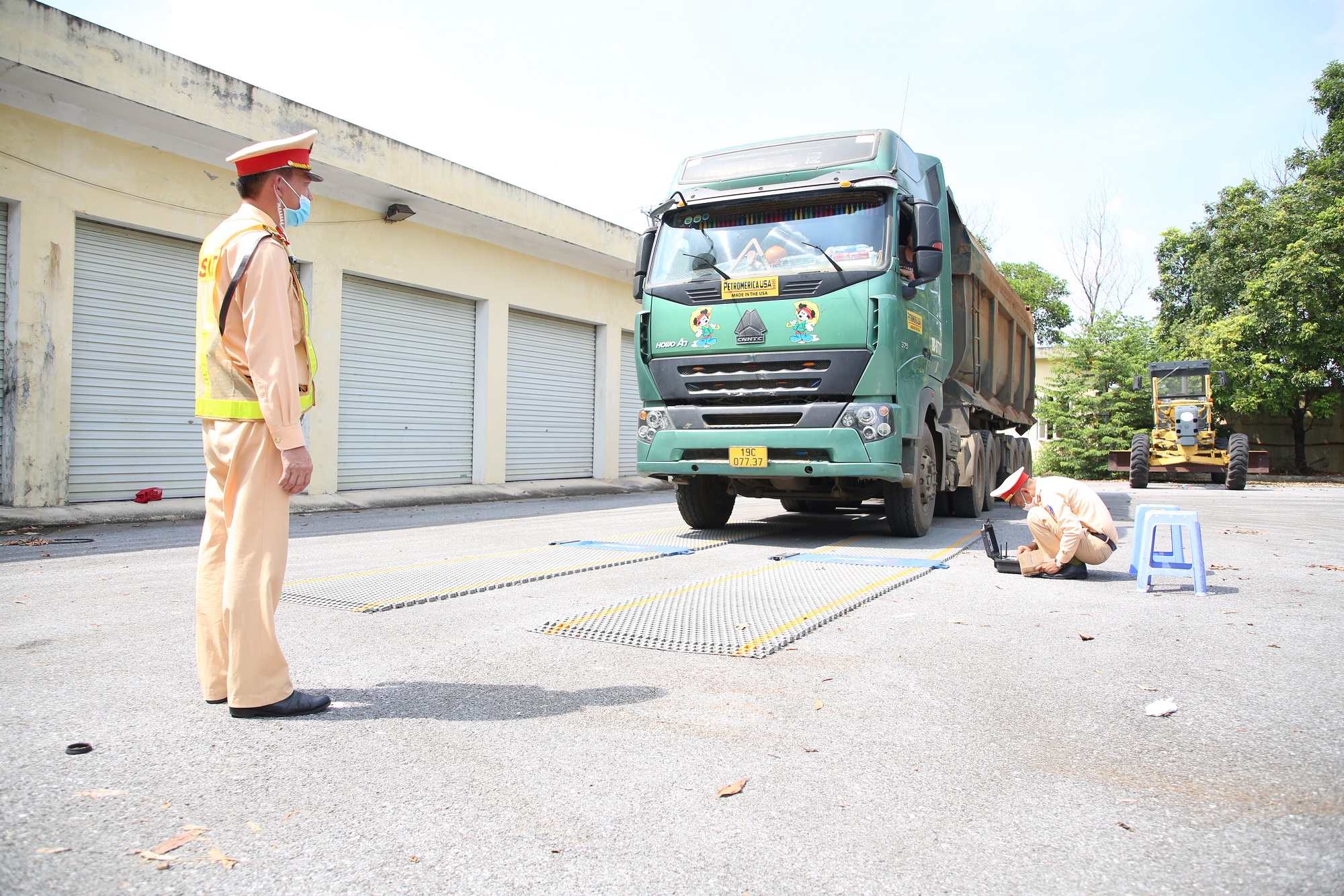 Hàng loạt xe tải cơi nới thùng cao cả mét bị công an cắt gọt - Ảnh 1.