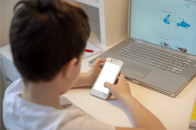 Chiều con cho xem điện thoại nhiều, cha mẹ đang ‘rước’ bệnh vào người con trẻ - Ảnh 1.