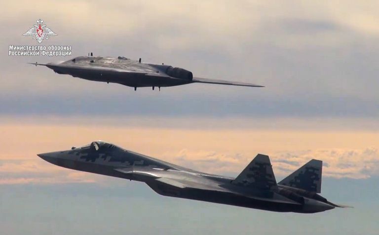 S-70 Okhotnik - 'Thợ săn' của Không quân Nga thách thức mọi đối thủ: Bức màn bí ẩn