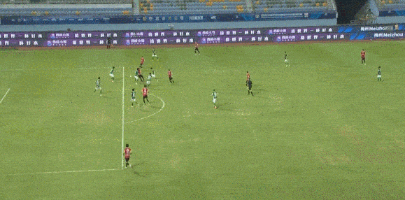 Trọng tài Trung Quốc từng bắt trận của U23 Việt Nam bị tấn công sau phán quyết tranh cãi - Ảnh 1.