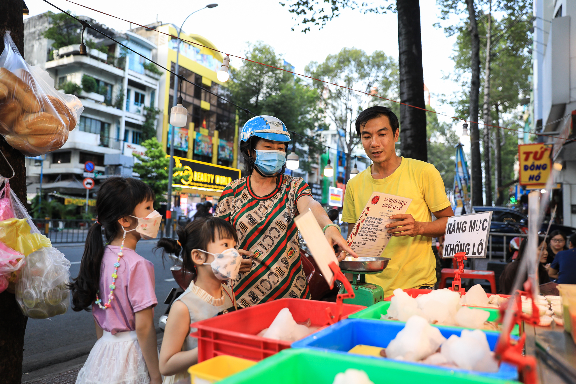 Xe đẩy nhỏ bán mực khổng lồ, mực đại ca nặng hàng chục kg cực đắt khách ở TP.HCM - Ảnh 8.