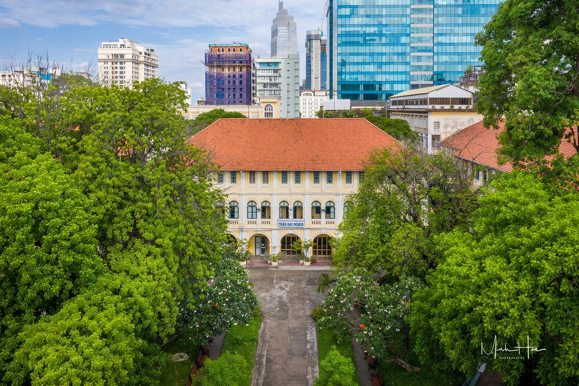 Ngôi trường xây dựng từ năm 1874 ở TP. HCM, có thư viện đẹp như trong phim - Ảnh 1.